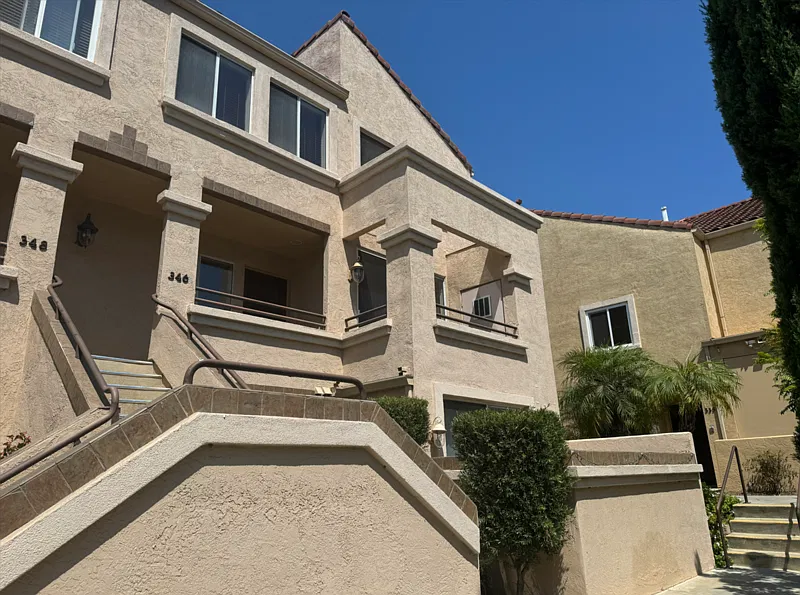 2 bed, 2.5 bath, 1100 sqft, $3,600 — Photo 2