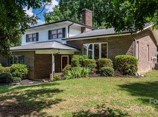 16 Saint Andrews Dr, Taylorsville, NC 28681