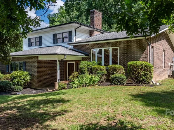 16 Saint Andrews Dr, Taylorsville, NC 28681