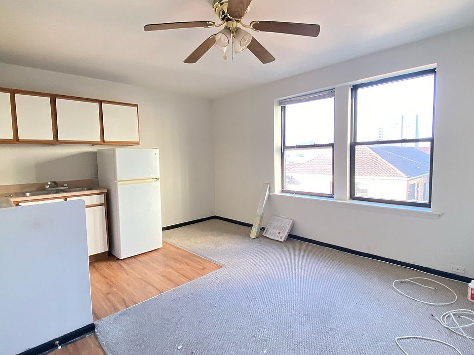 1st image of 3933 N Clarendon Ave APT 304