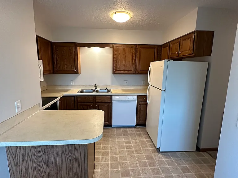 225 Heather Ln #4 — Photo 1
