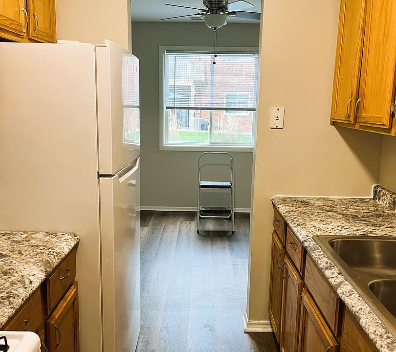 1st image of 918 Heritage Ct APT 102