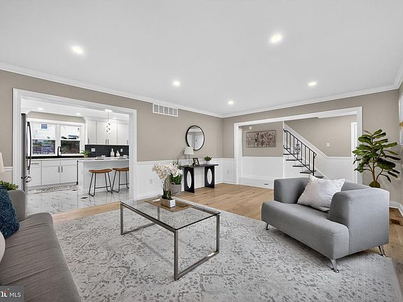 4th image of 515 Balsam Rd