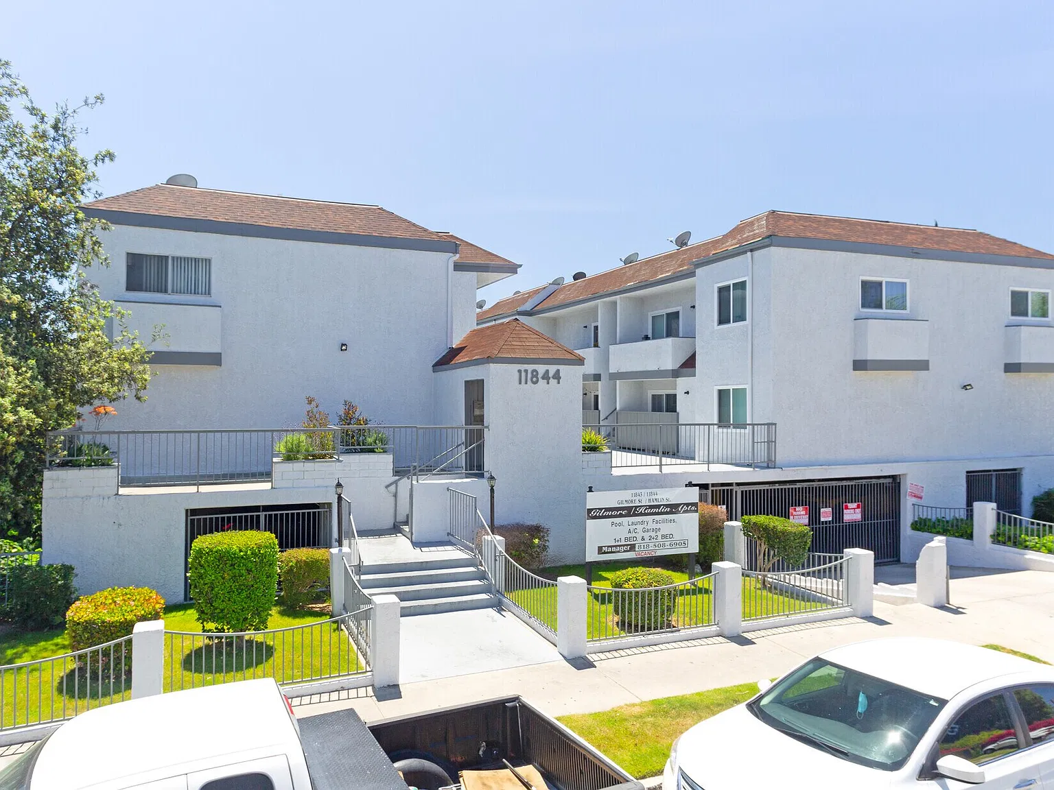 Gilmore/Hamlin Apartments — Photo 2