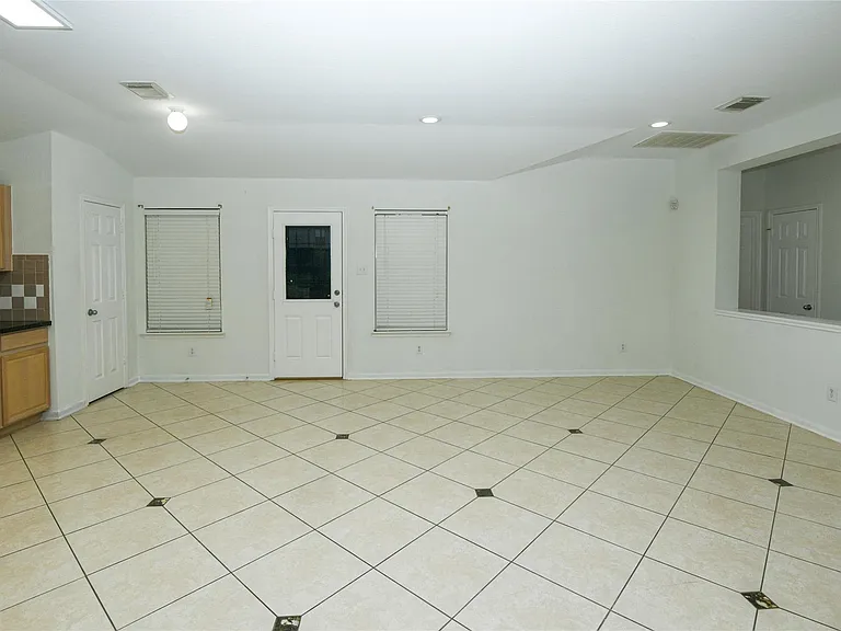 2615 Bisontine St — Photo 6