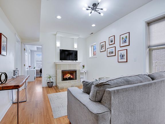 3rd image of 1009 N Oakley Blvd APT 2W