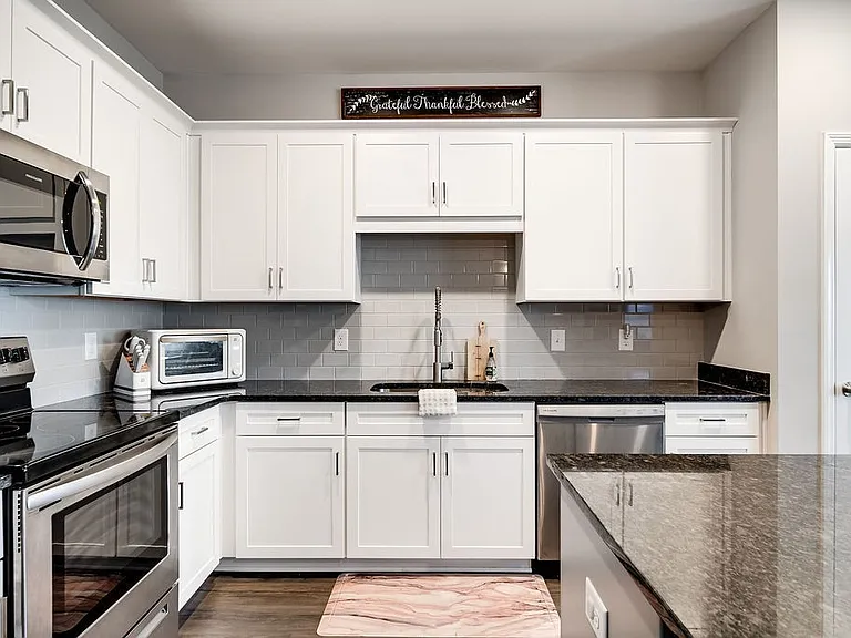 352 Banbury Dr — Photo 6