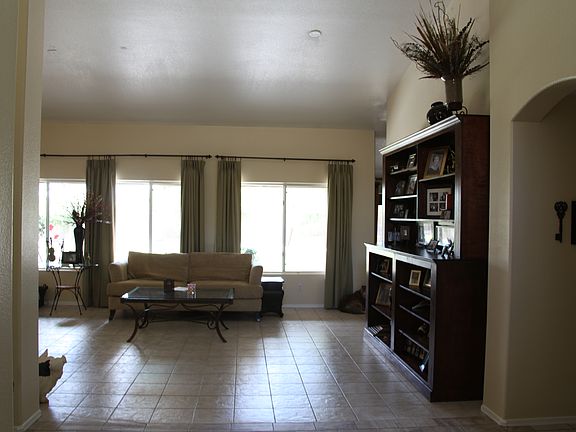 Open floorplan/vaulted 