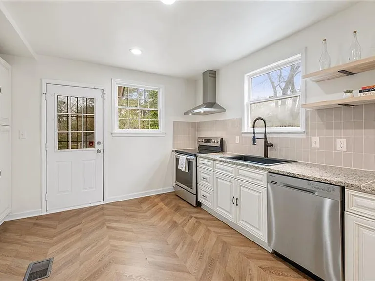 1649 Beecher St SW — Photo 8