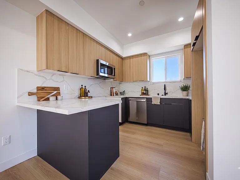 2847 S. Victoria Ave — Photo 4