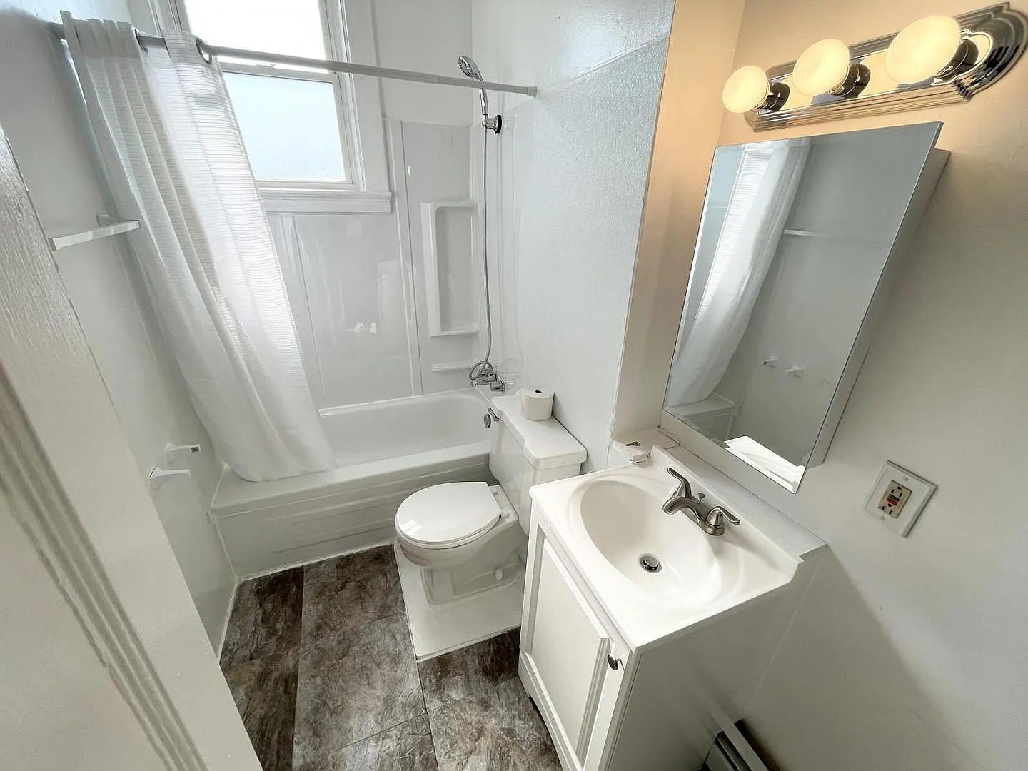 1 bed, 1.0 bath, $955 — Photo 2
