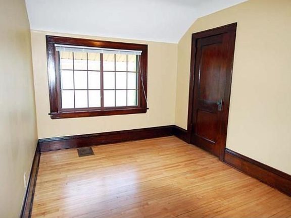 5th image of 1511 Russell Ave N