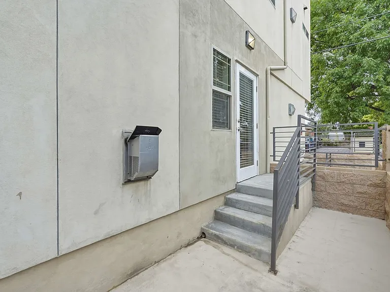 11305 Moorpark St — Photo 24
