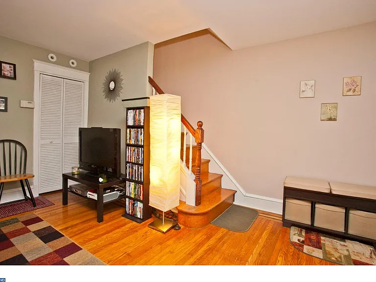 3351 Ainslie St — Photo 3
