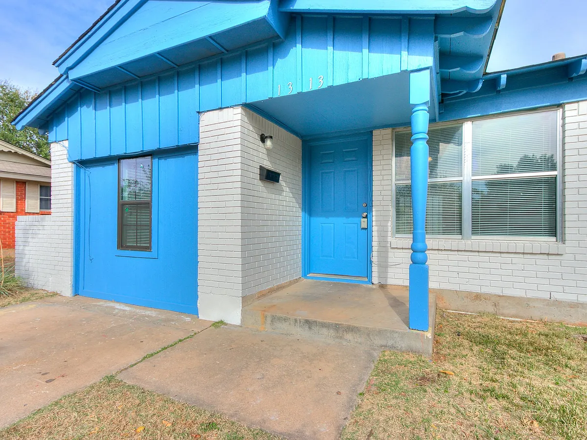 Building Photo - 1313 Pinewood Ct