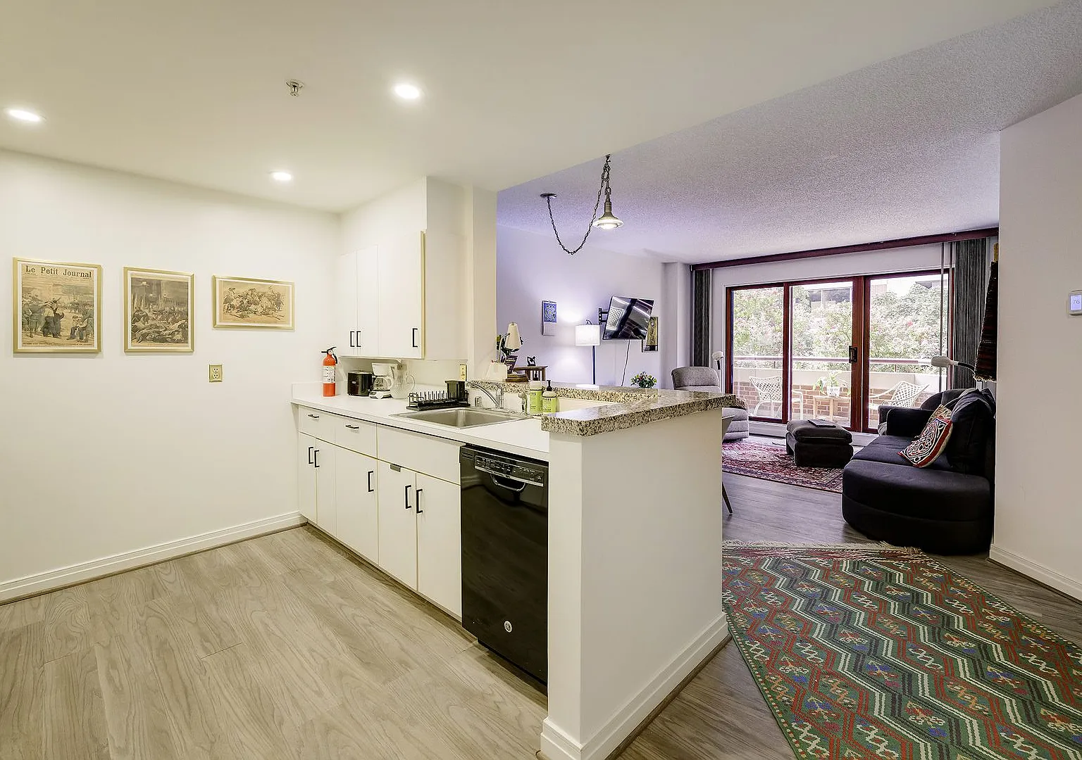 Furnished West End 1br Residence Incl Parking & Utilities Is Move-In Ready — Photo 4