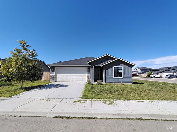 2nd image of 890 SW Crested St