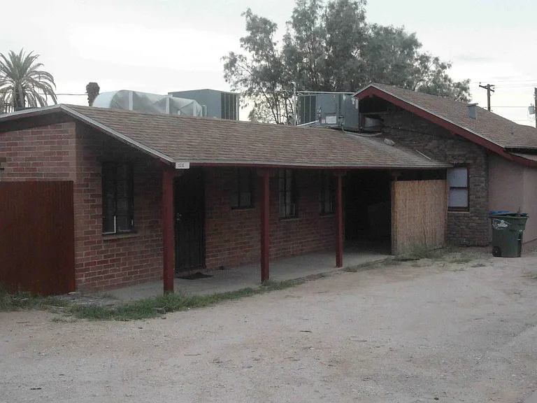 1233 N Tyndall Ave — Photo 2
