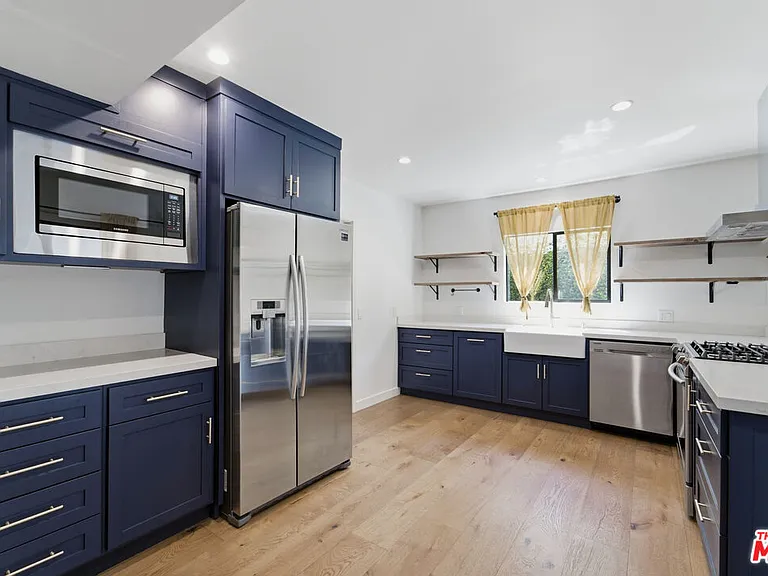 393 N Huntley Dr — Photo 12