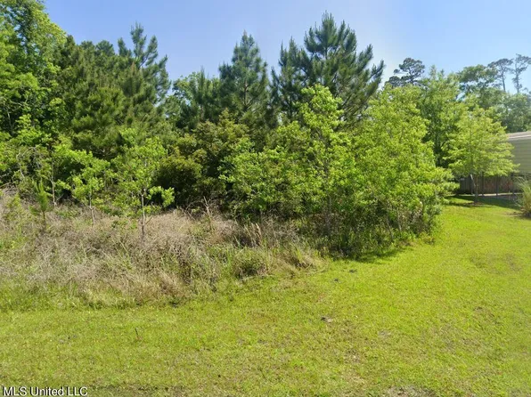 136 Lafitte Dr, Waveland, MS 39576