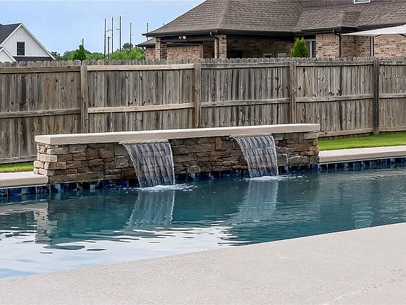 5th image of 1701 Helen Ln