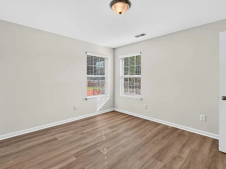 2472 Melfield Dr — Photo 16