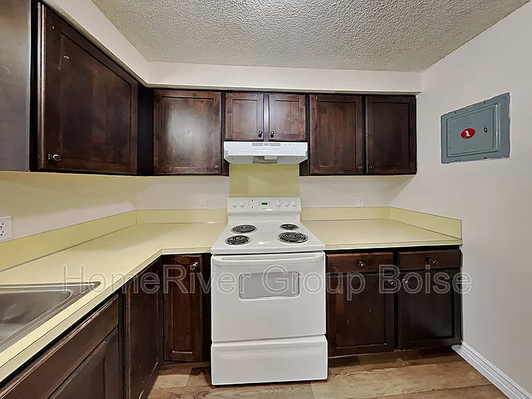 106 N Homedale Ave — Photo 3