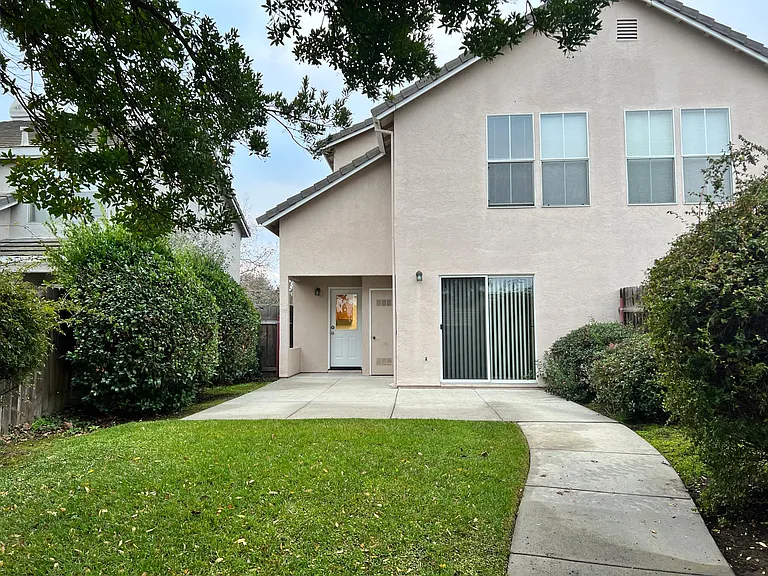 842 E Dana St — Photo 17
