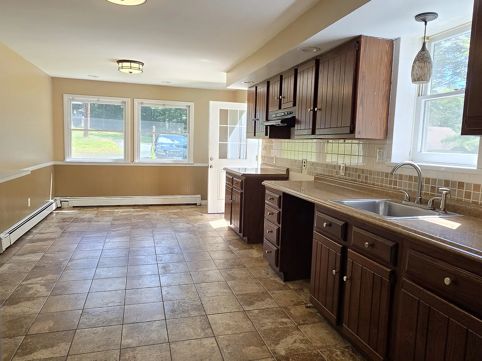 4 bed, 1.5 bath, 2160 sqft, $2,500 — Photo 2