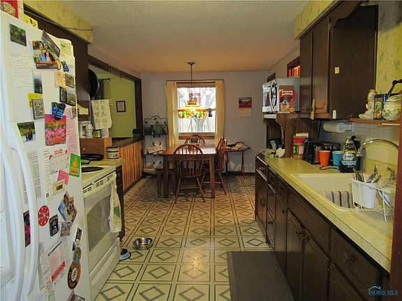 5th image of 111 Oak St