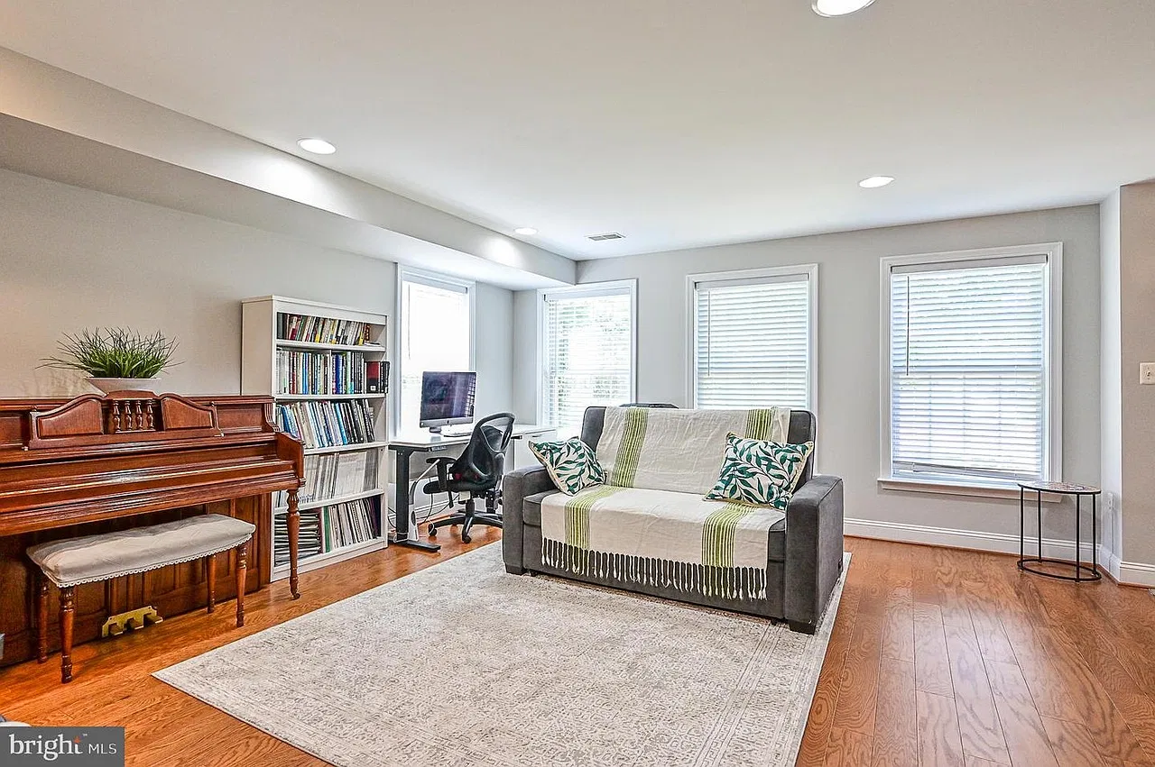 3 bed, 2454 sqft, $3,500 — Photo 4