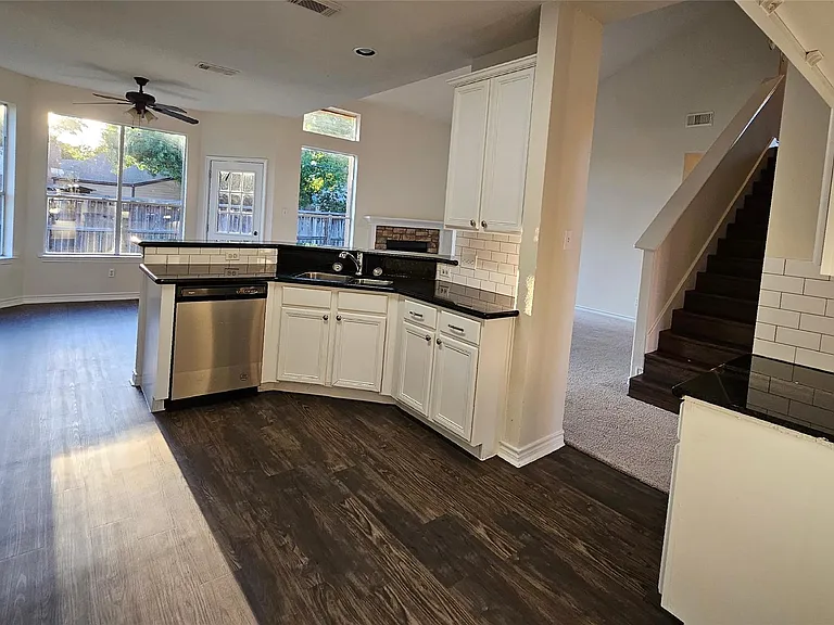 2202 Cherry Hill Ct — Photo 3