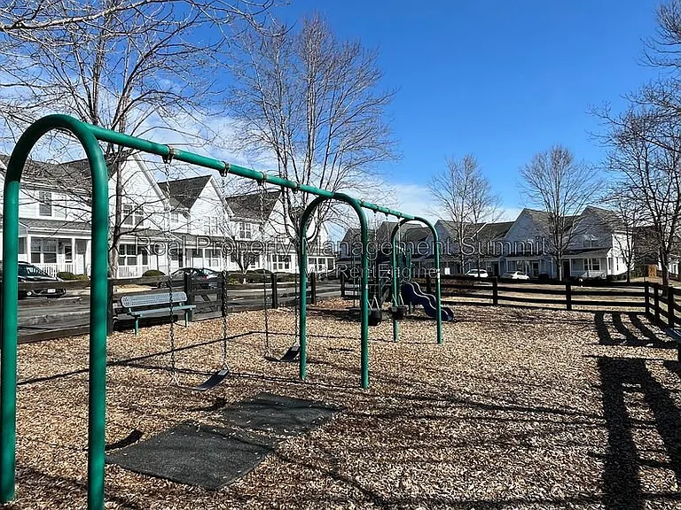 350 Marquette Ct — Photo 25