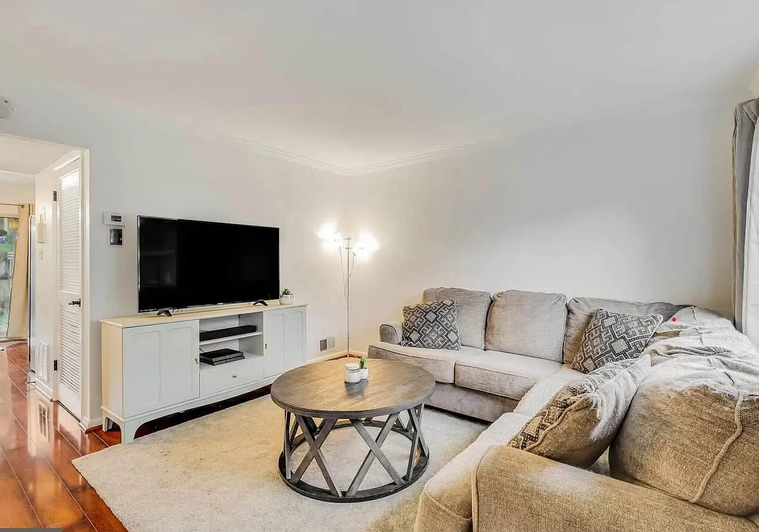 2 bed, 976 sqft, $1,300 — Photo 3