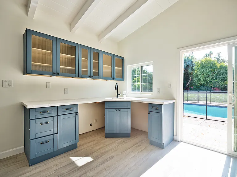 23220 Sylvan St — Photo 20
