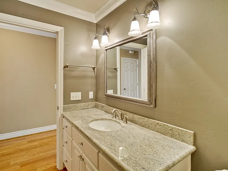 1150 Meredith Ave — Photo 45
