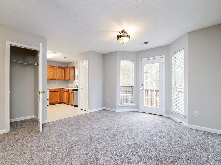 427 Red Coat Ln — Photo 6