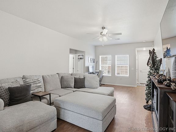 4th image of 3439 Little John Dr
