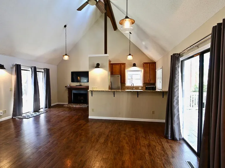 1595 Longleaf Dr E — Photo 3