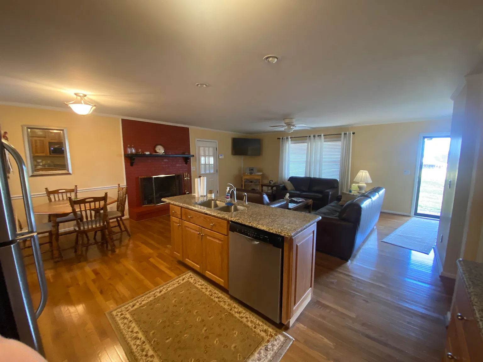 3 bed, 1356 sqft, $2,300 — Photo 3