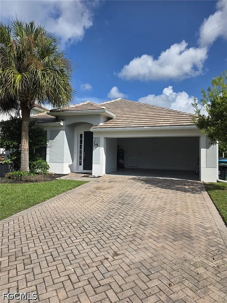 4 bed, 2.0 bath, 2203 sqft, $2,600 — Photo 1