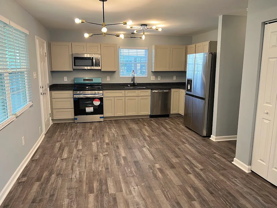 3 bed, 2.5 bath, 2178 sqft, $2,200 — Photo 2
