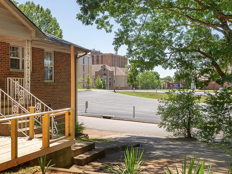 901 N Pine St — Photo 1