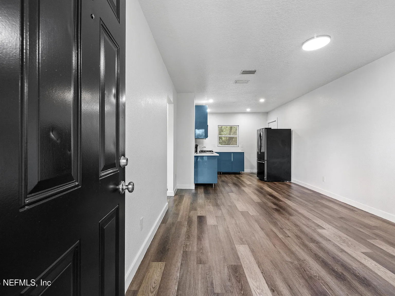 2 bed, 1.0 bath, 690 sqft, $1,050 — Photo 2