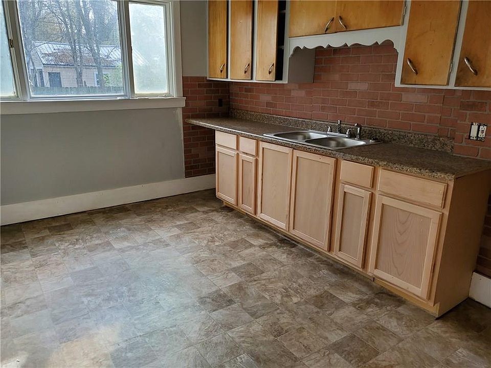 2nd image of 135 Glendale Park