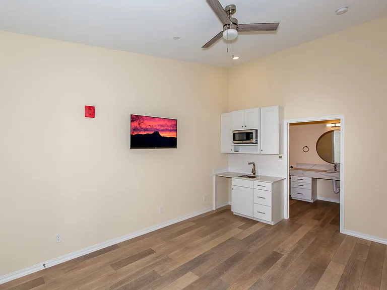 1117 E Gurley St — Photo 5