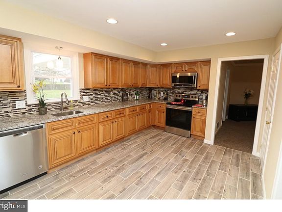 3rd image of 30 E Savannah Dr