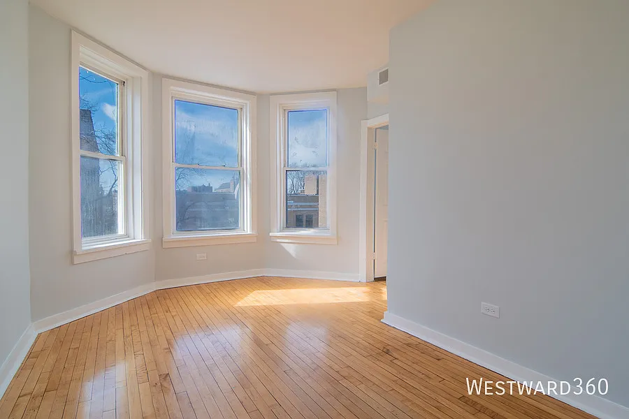 Available Now, top floor 2-Bed Near Medical District and I290 — Photo 3