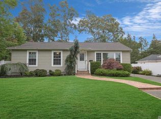 41 Donna Pl, East Islip, NY 11730