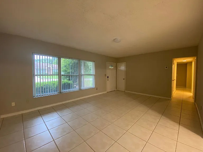1421 Ridgecrest Rd — Photo 2